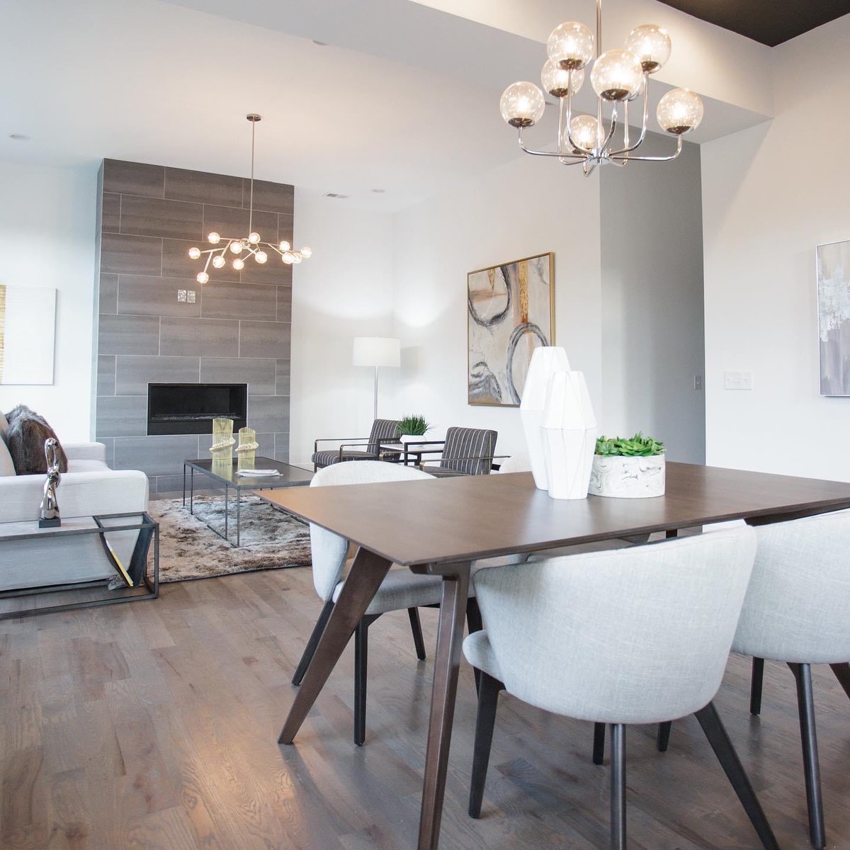 MarcelleGID's tweet image. Striking the perfect balance of whites, tans, and browns - topped off with plush carpet &amp;amp; pillows for max comfort! This is what I call a modern sensual soul style! 😍 
#thesoulfulhome
#nashvilleinteriordesign 
#modernhomedecor #neutralstyle #whiteandtan #interiordesignideas 🏠💖