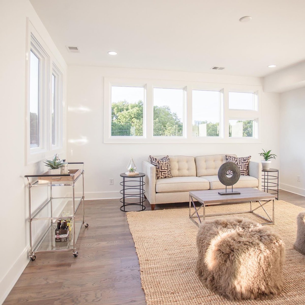 MarcelleGID's tweet image. Striking the perfect balance of whites, tans, and browns - topped off with plush carpet &amp;amp; pillows for max comfort! This is what I call a modern sensual soul style! 😍 
#thesoulfulhome
#nashvilleinteriordesign 
#modernhomedecor #neutralstyle #whiteandtan #interiordesignideas 🏠💖