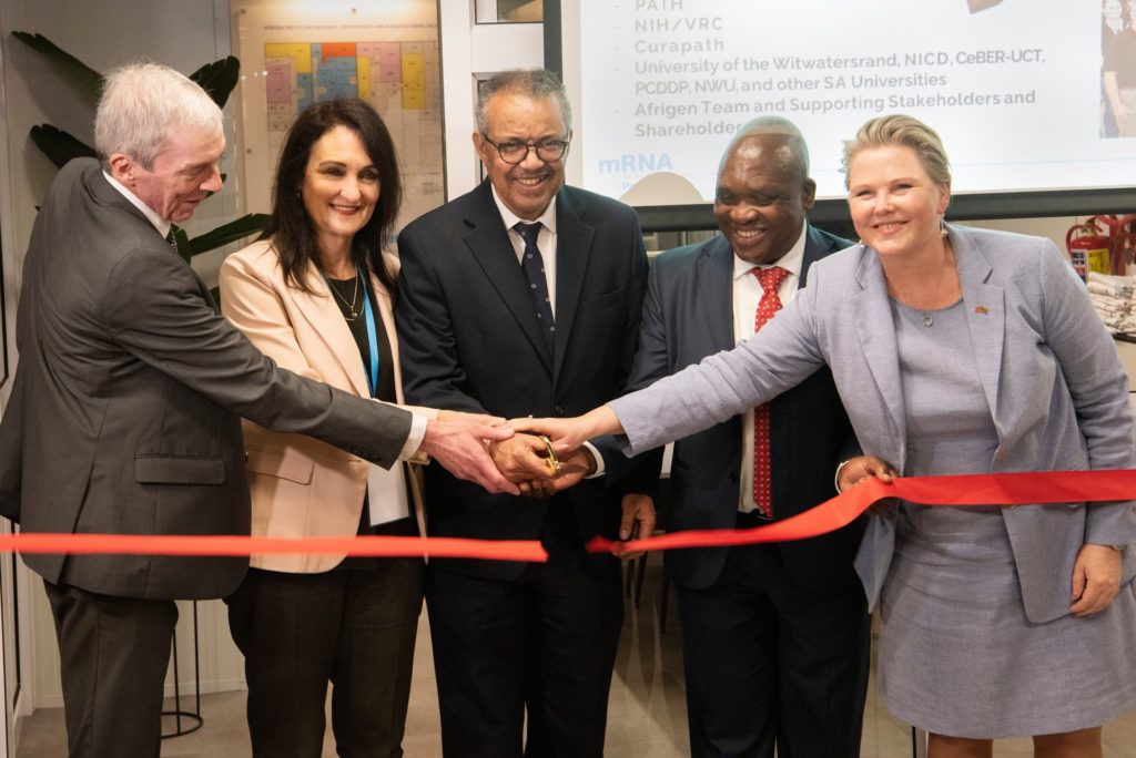 HealthPolicyW's tweet photo. Despite hosting @WHO #mRNA #vaccine hub to promote local vaccine production, South Africa buys Indian vaccines – highlighting tension between price and more expensive local products.
@MedsPatentPool
@biovac_inst
https://t.co/Meya56RMVN https://t.co/0X9TvwCCVE