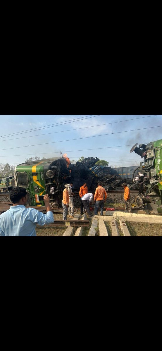 RakeshM67244149's tweet photo. #TrainAccident
लोकोपायलेट मानव है या मशीन कौन तय करेगा , 15 घंटे ड्युटी के बाद हादसा है या हत्या कौन तय करेगा ?  जवाब दिजिऐ ,😭😭😭 https://t.co/r1nbMsIYKA