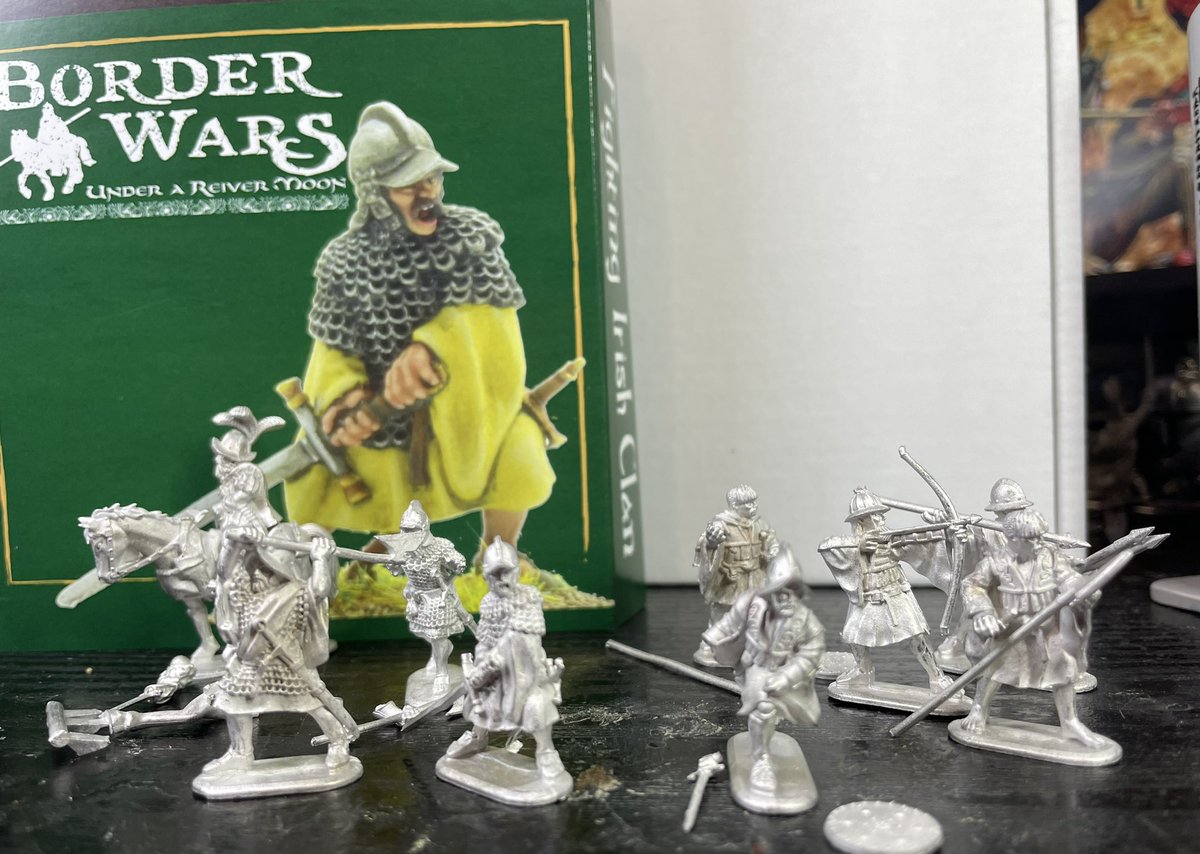 panzerkaput's tweet photo. My Fighting Irish have arrived and they look good. These include a mounted Irish Lord, 3 Gallóglaigh or Gallowglass, meaning foreign warriors and 5 Ceithern or Kerns, meaning a collection of people. These are my next faction for Border Wars #flagsofwar #borderreiver #borderwars https://t.co/WJmOPY3chw