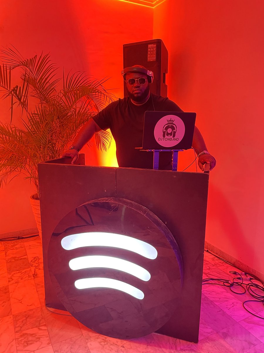 DJTOHBAHD's tweet photo. Kicking it with Spotify today!
@SpotifyAfrica
Fully Out in my OBO Merch! ๐ฅ๐ซถ๐พ
@davido
#TimelessPUMA
#SpotifyMoments
#SpotifyMusicalArtShowcase
#UndisputedKingOfDisco ๐๐ง https://t.co/l00uKCA81r