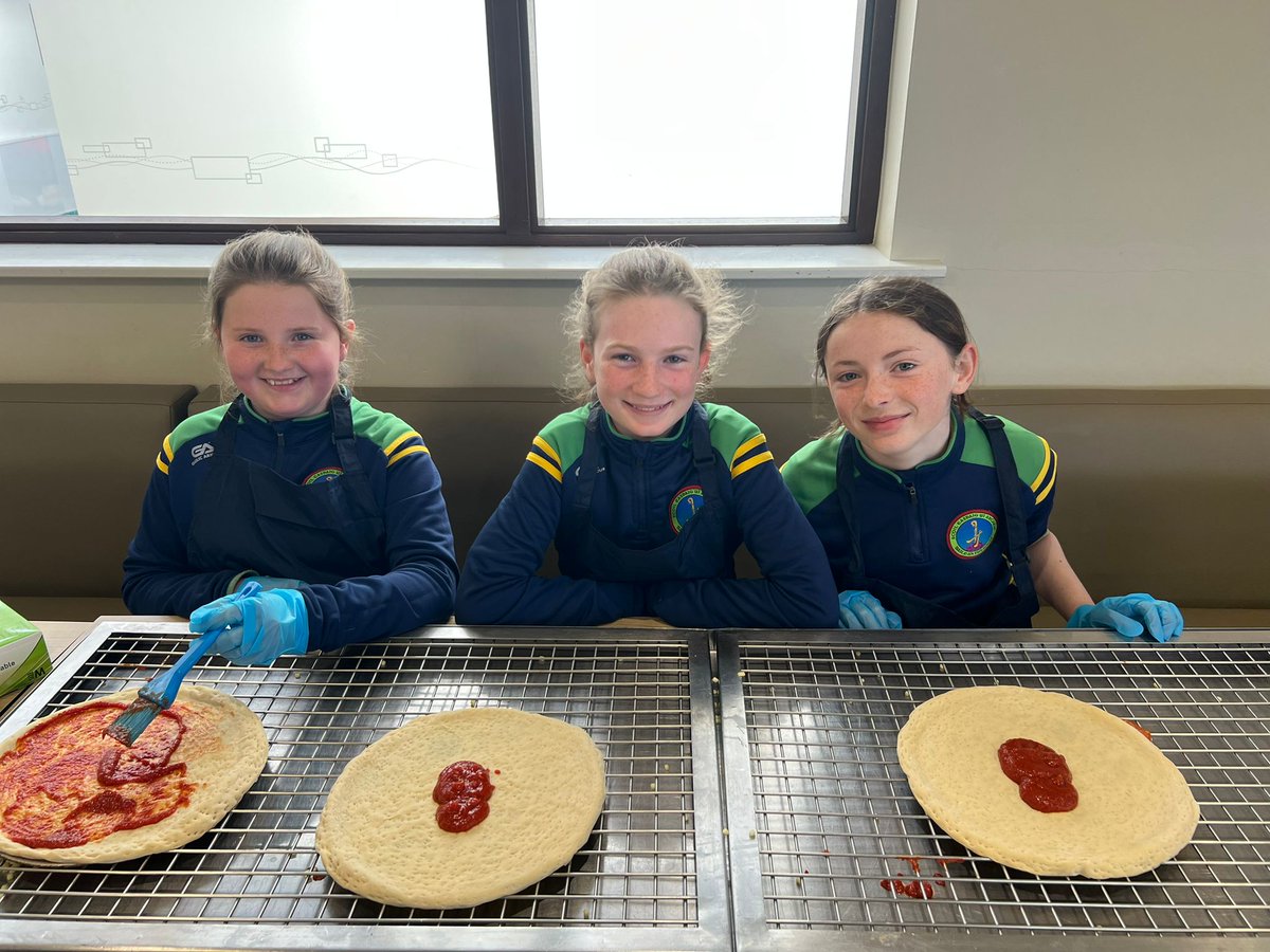 BishopHartyNS's tweet photo. Mant thanks to @SupermacsIRE at the Obama Plaza for a brilliant experience making our own pizzas today! Thanks to Tomas and Adrian. They were delicious #makeandbake @NenaghGuardian https://t.co/GvJlhjm49O