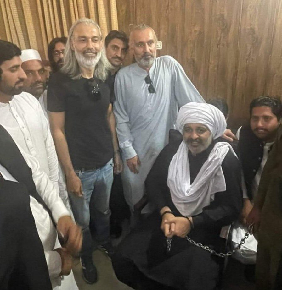 PTIGRWOfficial's tweet photo. وفا کے رستے کا ہر مسافر گواہی دے گا کہ تم کھڑے تھے!! #ReleaseAliAmin https://t.co/V9vTmDG16W