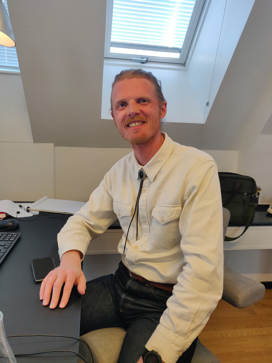 FinansTor's tweet photo. Den uforlignelige @jernmani er sammen med gode folk på tværs af Europa nomineret til European Press Prize for afsløringen af sorte investeringer i grønne investeringsfond e. Måske var det derfor, han havde slips på i dag. Stærkt arbejde! https://t.co/aKJnCzyn2g