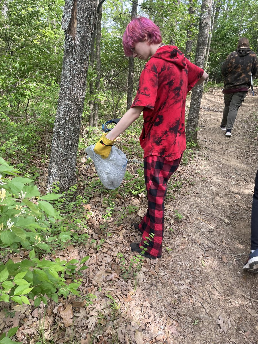 allpsoutdoored's tweet photo. Thanks to Outdoor Ed students for cleaning up our campus, outdoor classroom, and trails! #allps https://t.co/1lSwpQU6yF