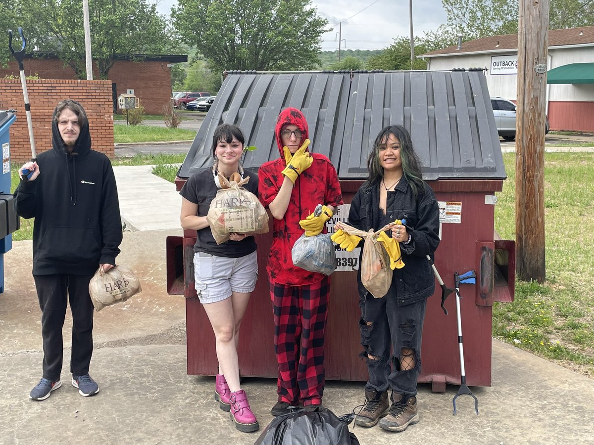 allpsoutdoored's tweet photo. Thanks to Outdoor Ed students for cleaning up our campus, outdoor classroom, and trails! #allps https://t.co/1lSwpQU6yF