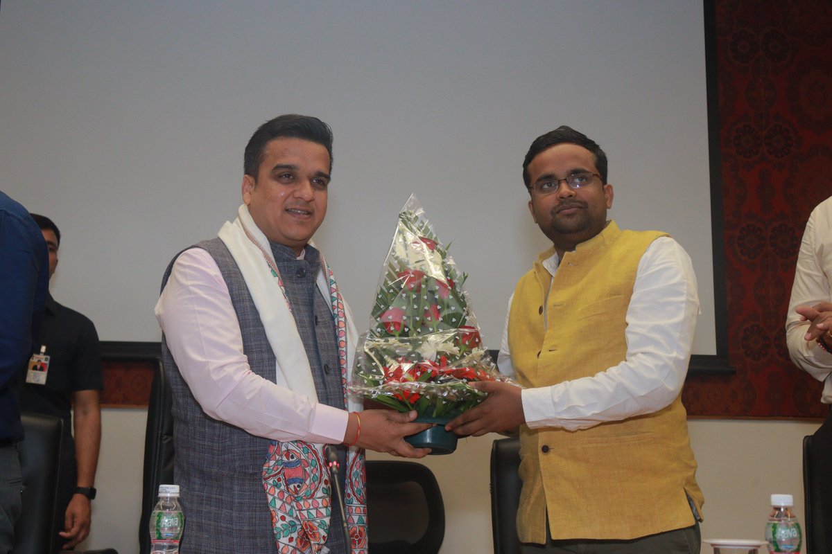 IndiaY20's tweet photo. आज गांधीनगर गुजरात में राज्य के गृहमंत्री श्रीमान @sanghaviharsh जी द्वारा आगामी #Y20 कार्यक्रम मद्देनजर पोस्टर लॉन्च और तैयारी बैठक लिया गया।

पूरे प्रदेश में @IndiaY20 और @svgrybguj टीम 400 + संवाद कार्यक्रम आयोजित करेंगें।
@Bhupendrapbjp @ratnakar273 @AnmolSovit @ikaushaldave https://t.co/a7KcwdRNBv