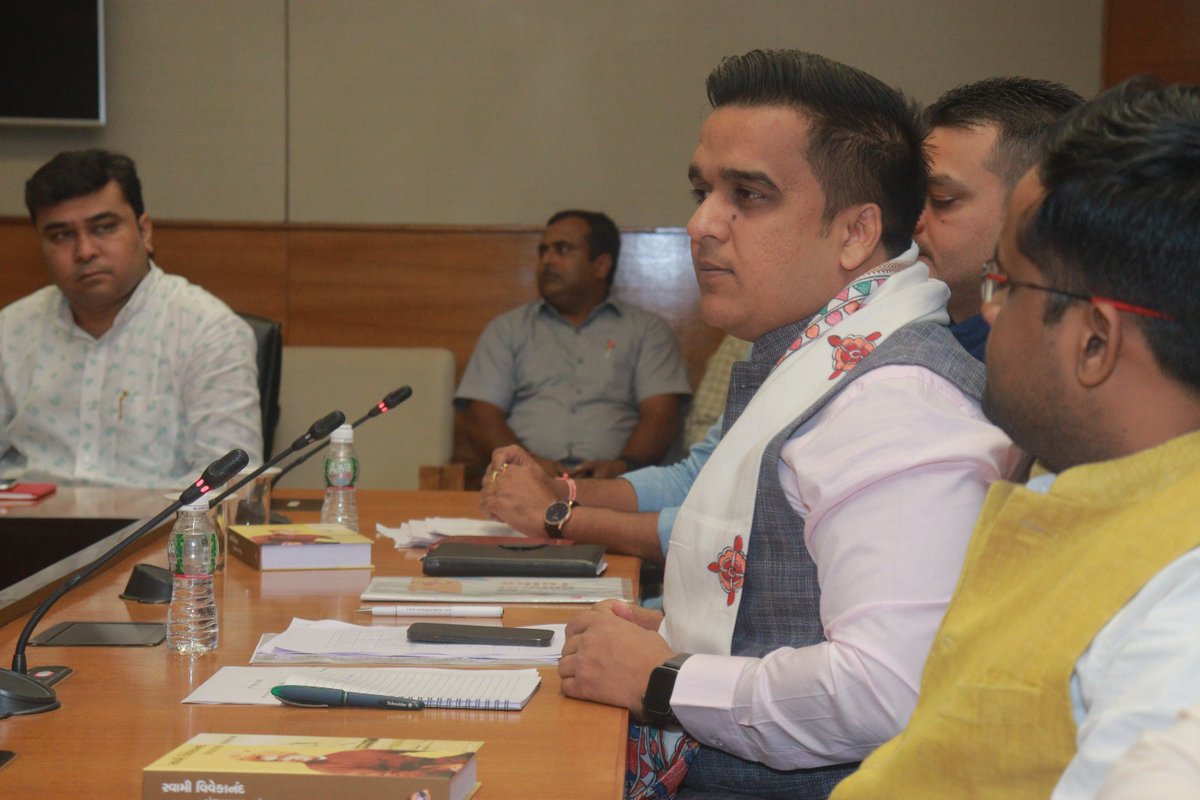 IndiaY20's tweet photo. आज गांधीनगर गुजरात में राज्य के गृहमंत्री श्रीमान @sanghaviharsh जी द्वारा आगामी #Y20 कार्यक्रम मद्देनजर पोस्टर लॉन्च और तैयारी बैठक लिया गया।

पूरे प्रदेश में @IndiaY20 और @svgrybguj टीम 400 + संवाद कार्यक्रम आयोजित करेंगें।
@Bhupendrapbjp @ratnakar273 @AnmolSovit @ikaushaldave https://t.co/a7KcwdRNBv