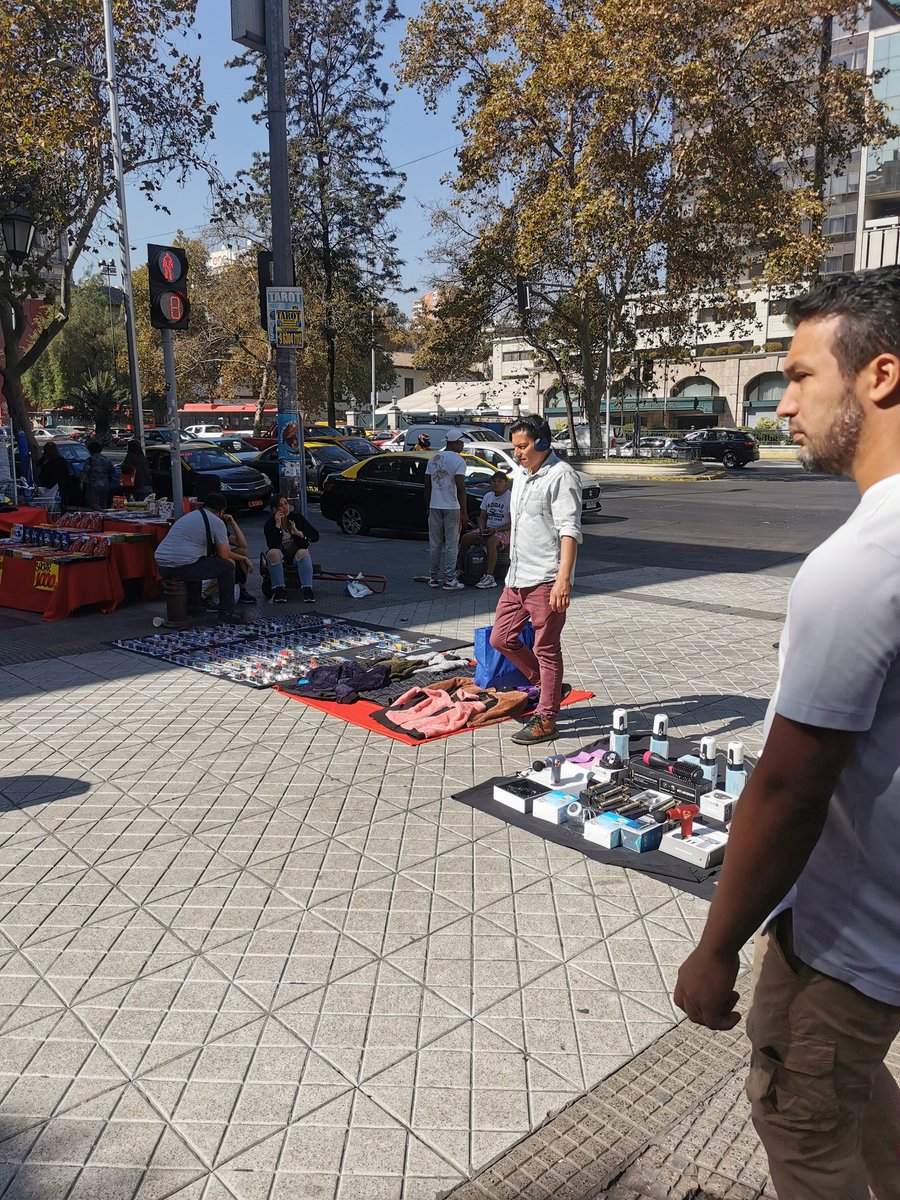 tomasreb_'s tweet photo. Así luce el acceso a Paseo Estado. Los ambulantes caras de raja bloquearon el paso. El #OperativoSTGOSeguro desalojó Ahumada y todos se movieron a Estado🤦 Así no va a resultar el plan @IraciHassler @Muni_Stgo

moonbin
keita
Elizalde
#vamoscolocolo
Calama
ricky
#Enade2023
Chahuan https://t.co/iT742X3GHz