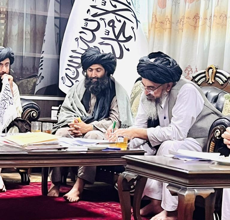abid18_abu's tweet photo. د ستري محکمې انګړ کي د میاشتي مرکزي کمېټې ناسته جریان لري او د ولایاتو سره اړیکه کي دي. https://t.co/9iSdKPz9N4