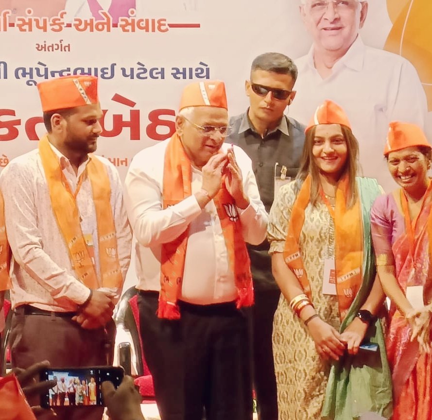 NehaAnilPatel3's tweet photo. આજે ભરૂચ ખાતે કાર્યકર્તા સંપર્ક અને સંવાદ કાર્યક્રમ અંતર્ગત આયોજિત જનપ્રતિનિધિ બેઠકમાં માનનીયમુખ્યમંત્રીશ્રી@Bhupendrapbjp ભાઈ પટેલે જનપ્રતિનિધિશ્રીઓ સાથે સંવાદ કરી વિવિધ વિષયો પર માર્ગદર્શન આપ્યું @CRPaatil @narendramodi @janak_bagdana @MarutisinhAtod3 @AmitShah @Deepikasardava https://t.co/b0WJzryTzN