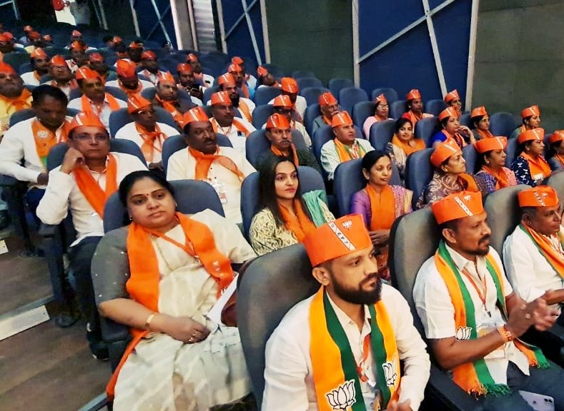 NehaAnilPatel3's tweet photo. આજે ભરૂચ ખાતે કાર્યકર્તા સંપર્ક અને સંવાદ કાર્યક્રમ અંતર્ગત આયોજિત જનપ્રતિનિધિ બેઠકમાં માનનીયમુખ્યમંત્રીશ્રી@Bhupendrapbjp ભાઈ પટેલે જનપ્રતિનિધિશ્રીઓ સાથે સંવાદ કરી વિવિધ વિષયો પર માર્ગદર્શન આપ્યું @CRPaatil @narendramodi @janak_bagdana @MarutisinhAtod3 @AmitShah @Deepikasardava https://t.co/b0WJzryTzN