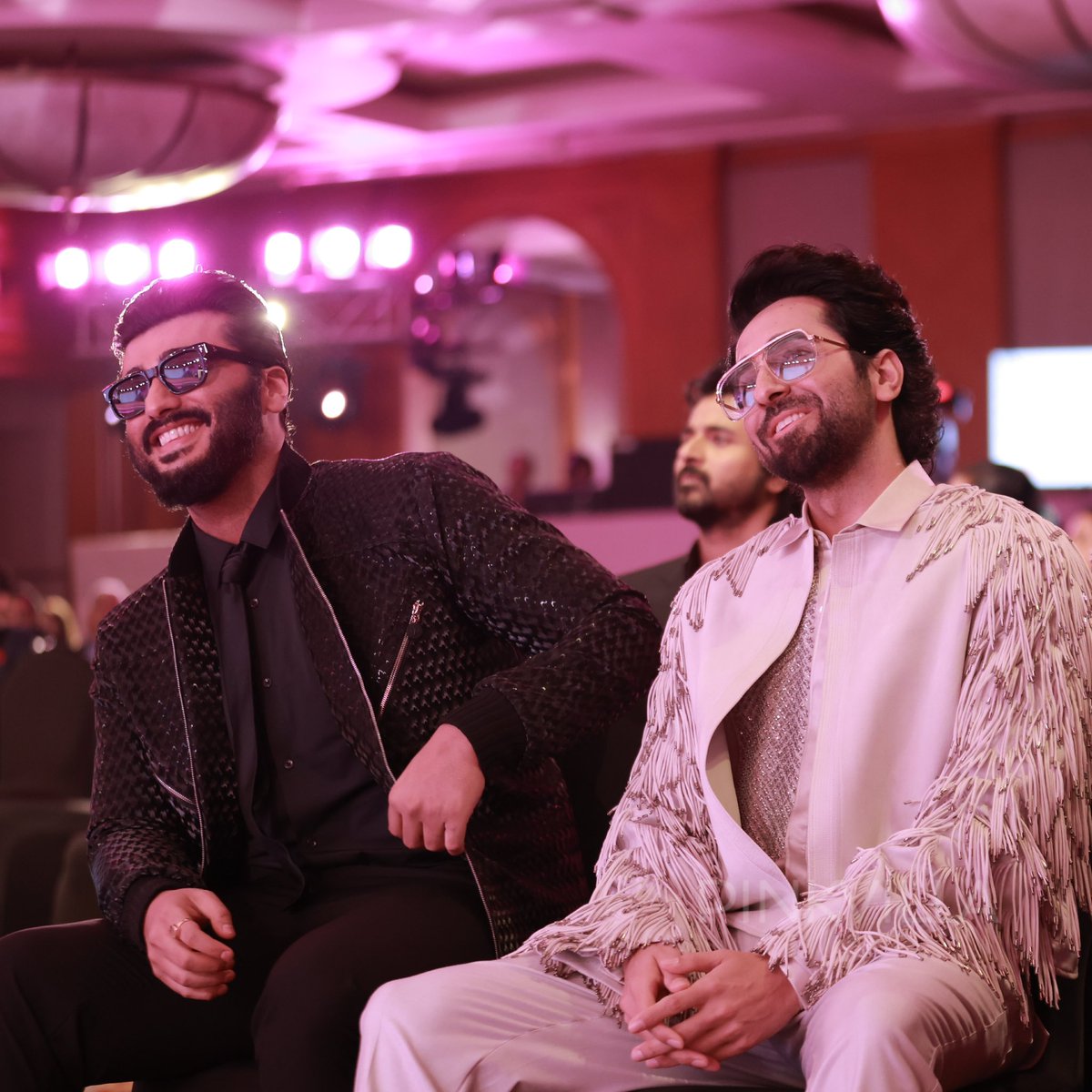 PinkvillaSouth's tweet photo. Candid at it’s best! 😍 Ayushmann Khurrana and Arjun Kapoor from the Pinkvilla Style Icons 2 night!
@AJIOLife @LGIndia @reelstario
#Pinkvilla #PinkvillaStyleIcons2 #PinkvillaStyleIcons #PSI2 https://t.co/nYH3zyFOsK