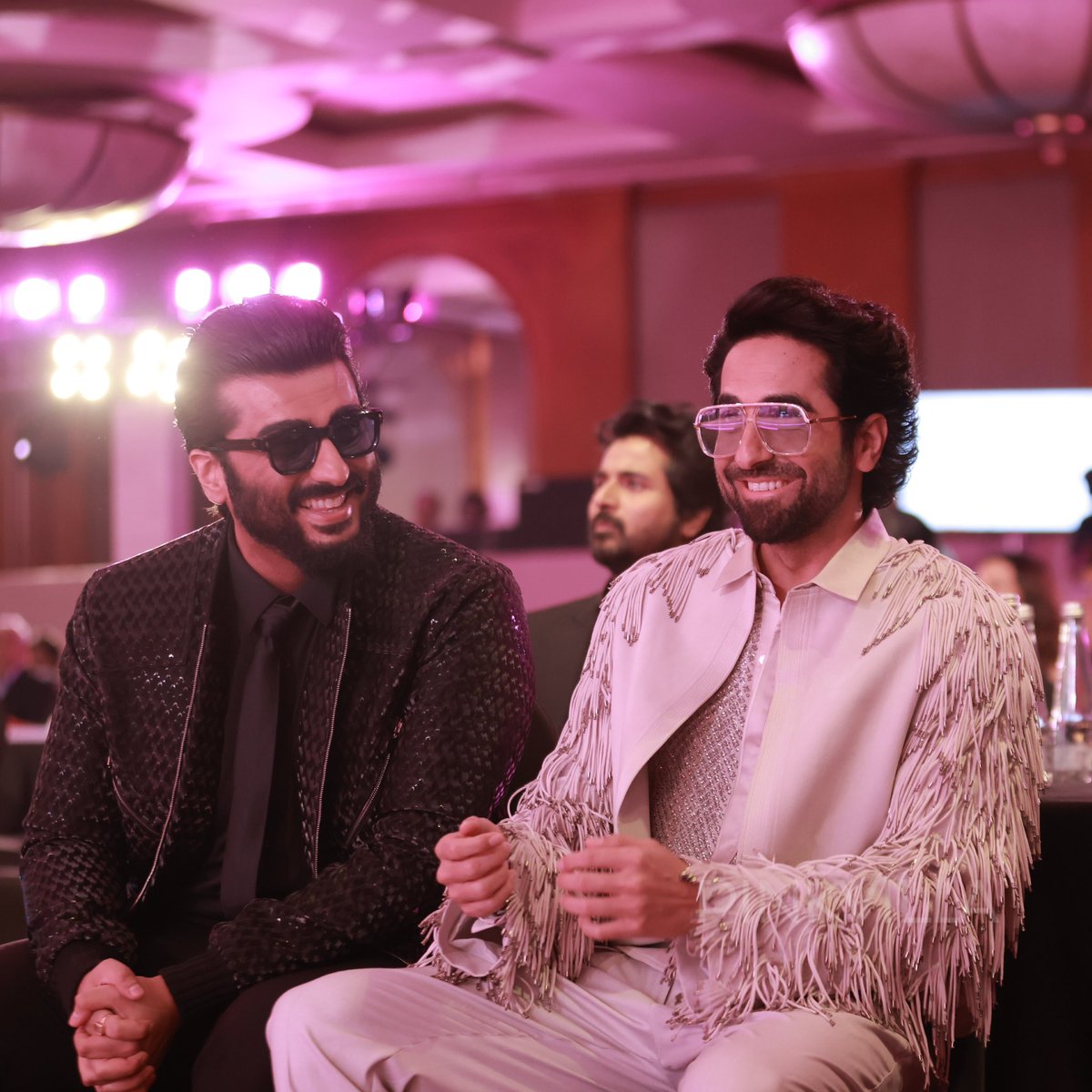 PinkvillaSouth's tweet photo. Candid at it’s best! 😍 Ayushmann Khurrana and Arjun Kapoor from the Pinkvilla Style Icons 2 night!
@AJIOLife @LGIndia @reelstario
#Pinkvilla #PinkvillaStyleIcons2 #PinkvillaStyleIcons #PSI2 https://t.co/nYH3zyFOsK