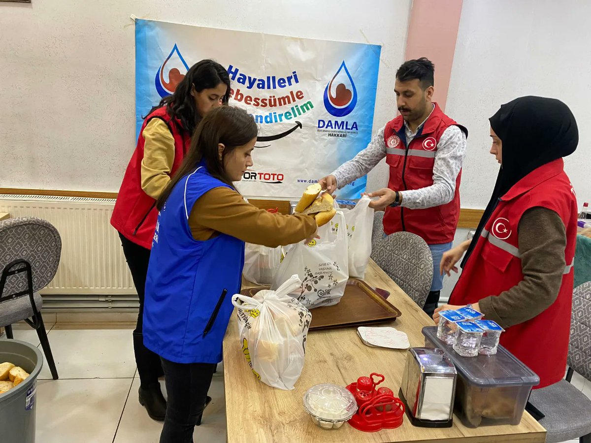 damlahakkari's tweet photo. Ramazan ayı boyunca yürüttüğümüz Sofradan Kalbe projemizin bu yılda sonuna geldik. Bu süreçte bizlere destek olan, beraber yol gönüllüdaşlarımıza ve işletmemize teşekkür ederiz 🥰🥳
@DamlaVolunteers @gsb_eak @gonullufed
#sofradankalbe https://t.co/z97tmz3yYa