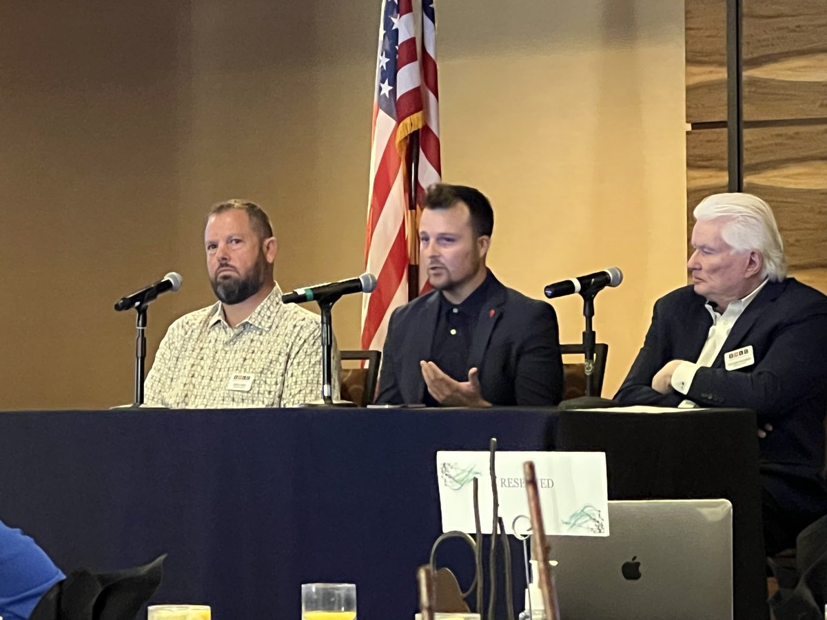 hvchiordi's tweet photo. Had a great time speaking at @SALCLeaders General Membership Meeting the other day w/ other leaders from across the region and state. Econ Dev collaboration is strong in Southern AZ! 

#OnePimaCounty #EconDev #SALC #ASLD #ACA https://t.co/55fnMKz7Ls