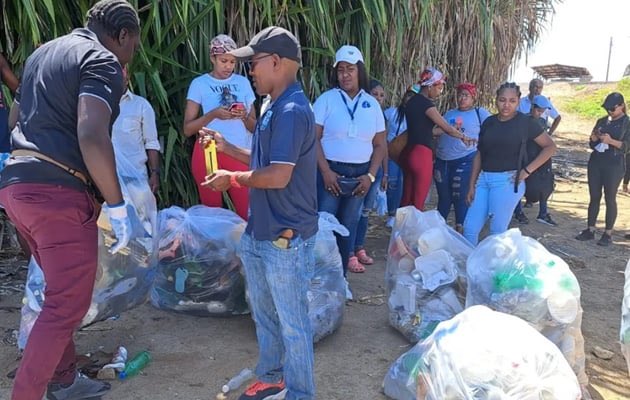 JAP_C3's tweet photo. Jóvenes con Actitud Positiva, se suman a participar de la jornada de limpieza en la playa de Piña, en el distrito de Chagres en la Costa Abajo de Colón. Actividad Liderizada  por @miambientepma  @pgn_panama  @defensoriapan donde se recolectaron más de 1000 libras de desechos. https://t.co/F6CHmwKUAB