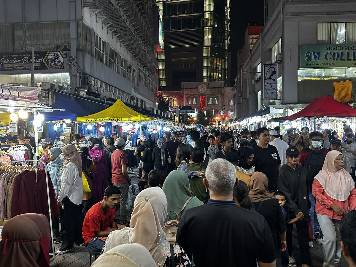 natashapoji's tweet photo. Business is slowing down, buyers are focusing on other commitments

#COM2012A23 #RAYAWITHMC1102A #Eid2023 #rayapreparations https://t.co/hsPw3YMDDQ