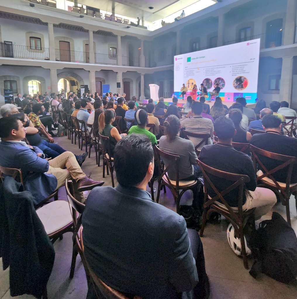 ITDPmx's tweet photo. Gonzalo Peón, Director Ejecutivo del @ITDPmx comparte algunos resultados del programa #IDEAMOS como las 4658 ton CO2 reducidas a través de diversos proyectos lo que equivale a 940 vehiculos a gasolina durante un año.
#FOROIdeamos
@elpeonurbano https://t.co/EhBipbTBDN