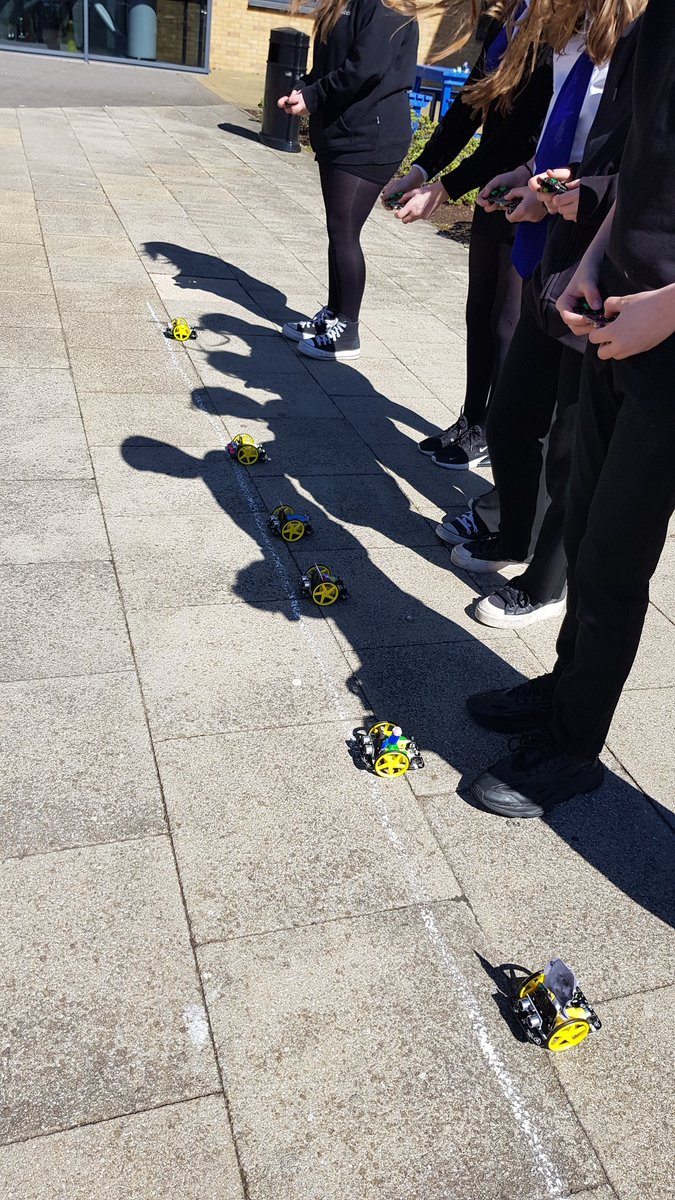 CHS_BizComp's tweet image. 2p10 teams lining up for the last challenge with @Kitronik #MOVEMOTOR #GameController @microbit_edu And they&apos;re off!  @CarlukeHS #wackyraces