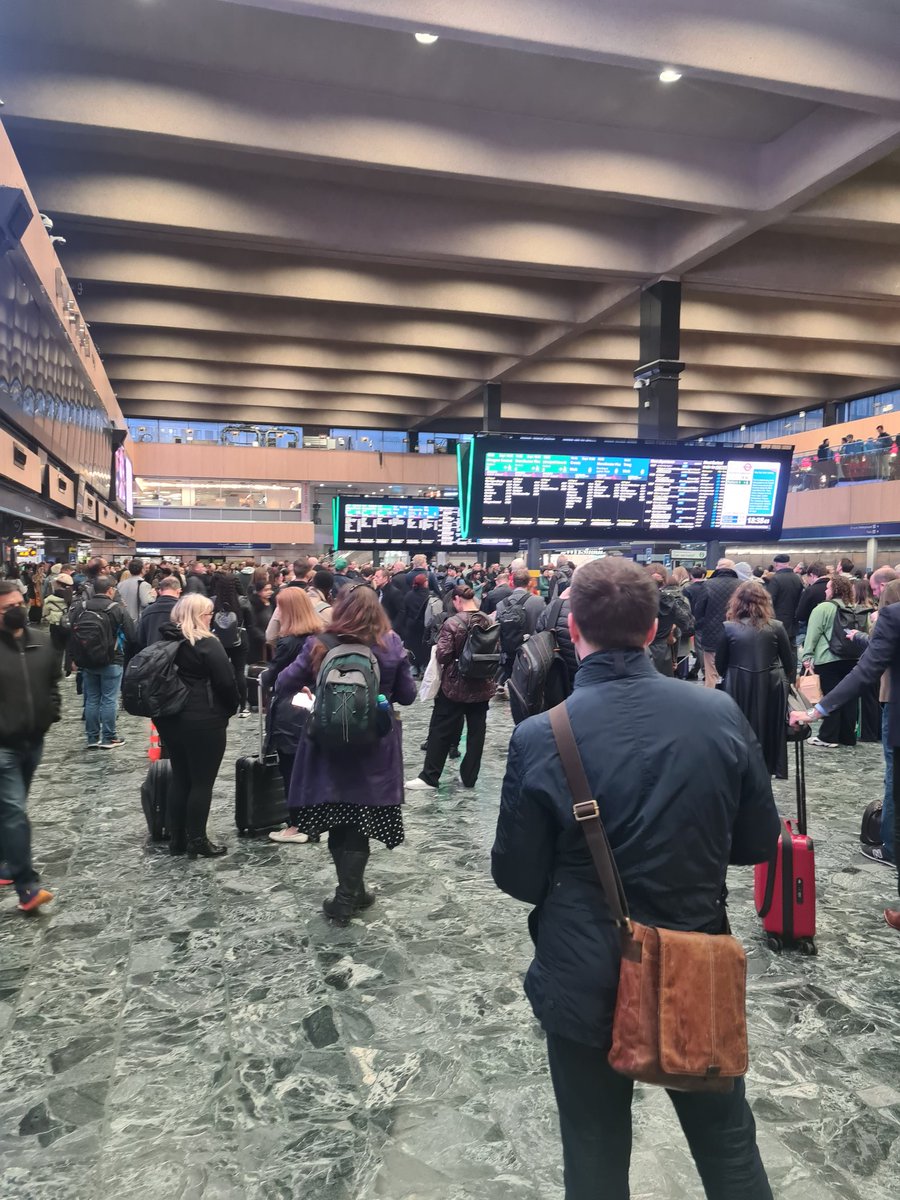 annalouise_90's tweet photo. Is there anywhere worse in the world than waiting for the Manchester Piccadilly train rush from Euston 😅🚉 #prayforAnna https://t.co/P8yQZGBf4l