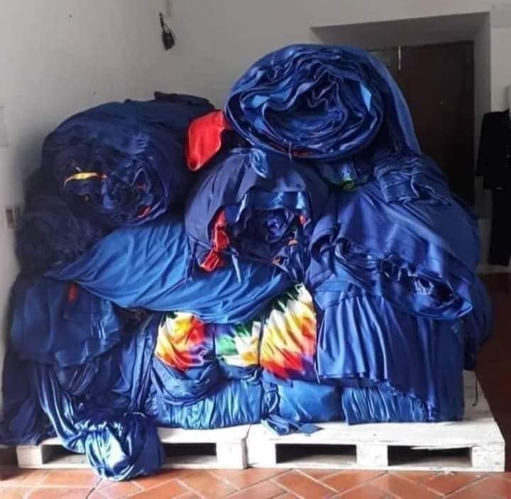 MeleanNury's tweet photo. ¿Se acuerdan de esta porquería de bandera qué costó 12 millones de Bs?
Así despilfarraban nuestra plata estos limosneros, ahora andan pidiendo prestado al imperio. https://t.co/XgR9lZmXD3