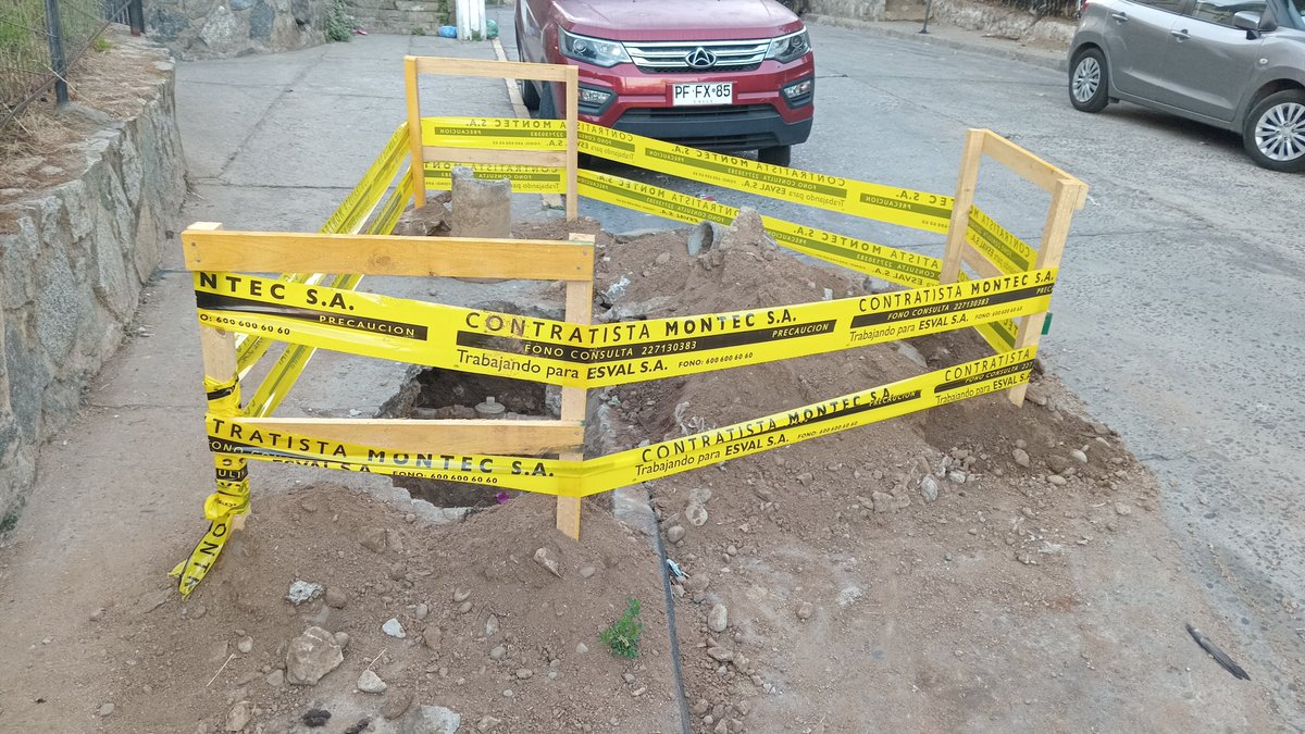 kbzonvalpo's tweet photo. @esval_chile  cuando arreglan  calle Gutenberg y Portales Cerro Lecheros, Valparaiso https://t.co/sOE1fSlvdo