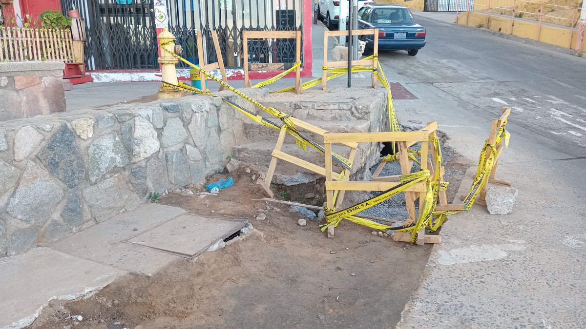 kbzonvalpo's tweet photo. @esval_chile  cuando arreglan  calle Gutenberg y Portales Cerro Lecheros, Valparaiso https://t.co/sOE1fSlvdo