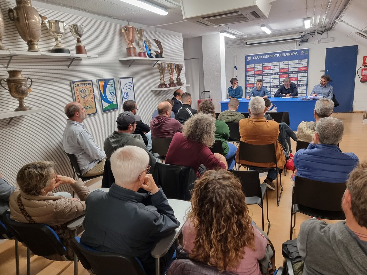 La sala de premsa del Nou Sardenya <a href="/CEEuropa/">Club Esportiu Europa</a> plena per parlar sobre el futur del nostre club. L'Europa que batega!