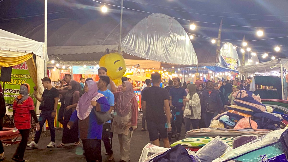 K11mss's tweet photo. " No Hurry Raya: Peaceful Eid Celebrations at Your Own Pace"

[A THREAD]

#MC1102A2023 #COM201 #RayaAidilfitri2023 #PreAidilfitriSale #NoHurryRaya https://t.co/avDAJGHGLt