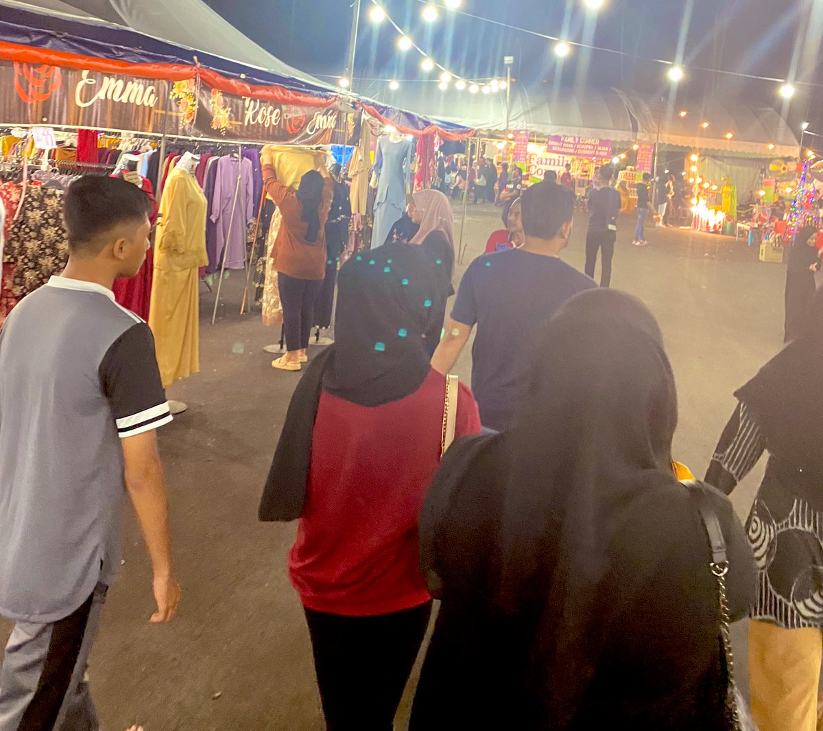 K11mss's tweet photo. " No Hurry Raya: Peaceful Eid Celebrations at Your Own Pace"

[A THREAD]

#MC1102A2023 #COM201 #RayaAidilfitri2023 #PreAidilfitriSale #NoHurryRaya https://t.co/avDAJGHGLt