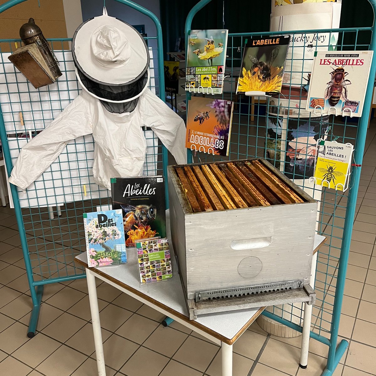 CGardonnenque's tweet photo. 🐝Semaine autour du monde des abeilles.
⁉️ Co-intervention en #EIST en 6ème (vie de la ruche, alimentation et biodiversité)
🔎Séance découverte de la ruche du collège (première visite avec les élèves, 🎦suivie en direct en visio par les #écodélégués au CDI)
#EDD #SVT #ruche https://t.co/w4DY0Su2ik