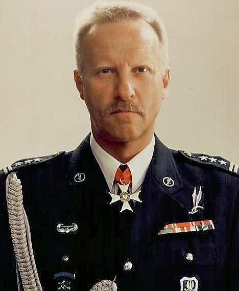 EdoMarcin's tweet photo. Wiedział o Smoleńsku dużo, zbyt dużo.
Wiedział kto i jakiego smsa tuż po zamachu rozsyłał do członków PO, domagał się wprowadzenia procedur NATO, sprzeciwiał się dycyzji Tuska o oddaniu śledztwa Rosjanom.
Na końcu "popełnił samobójstwo", dwukrotnie strzelając sobie w plecy. https://t.co/jFOPnH3ai4