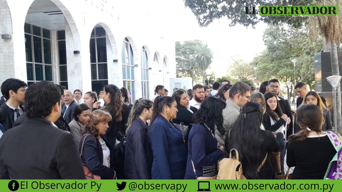 observapy's tweet photo. 🟩Tras consensuar la nota que presentarán a la Corte, los funcionarios contratados del Poder Judicial proceden a firmarla, en la explanada del Palacio de Justicia. https://t.co/7jPExsXyzp