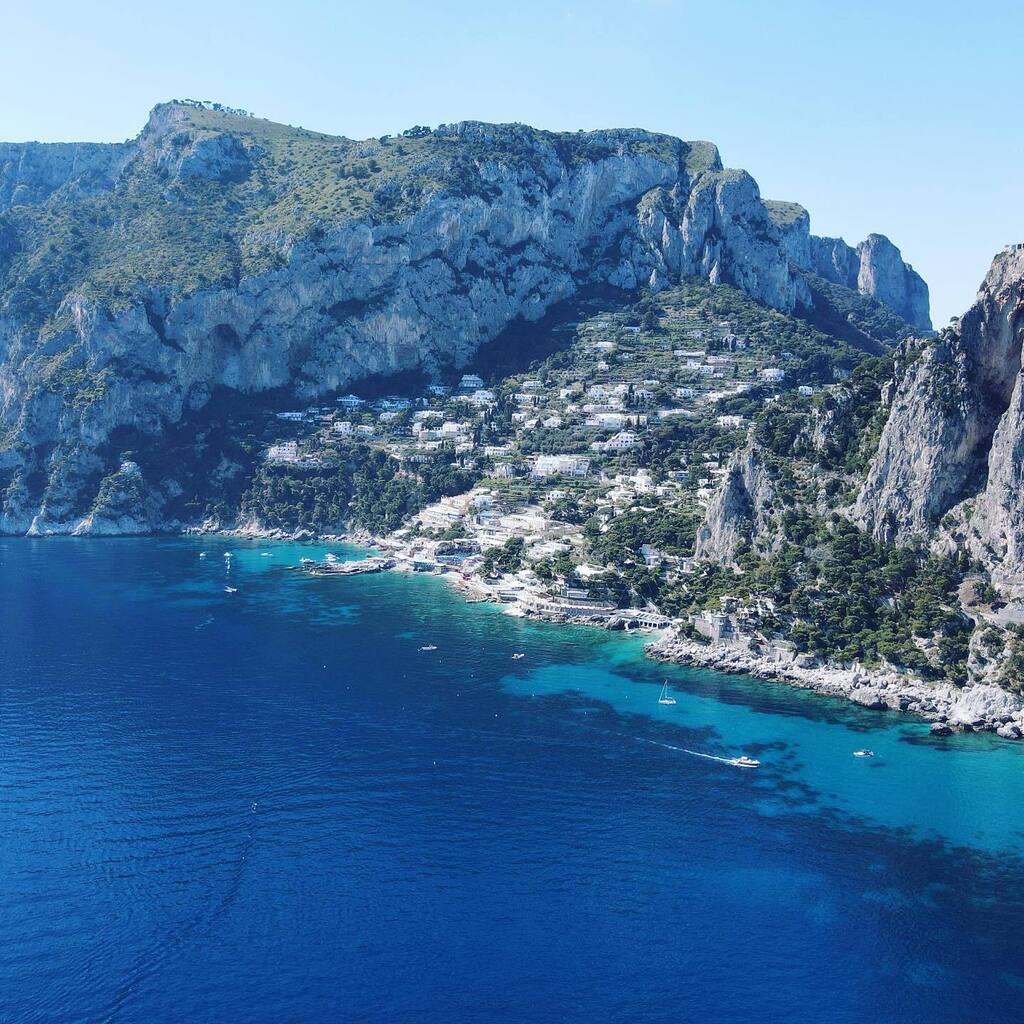 kyzdra's tweet photo. #capri #italy https://t.co/GdMCZ1vohY https://t.co/nqWKE7vEjY