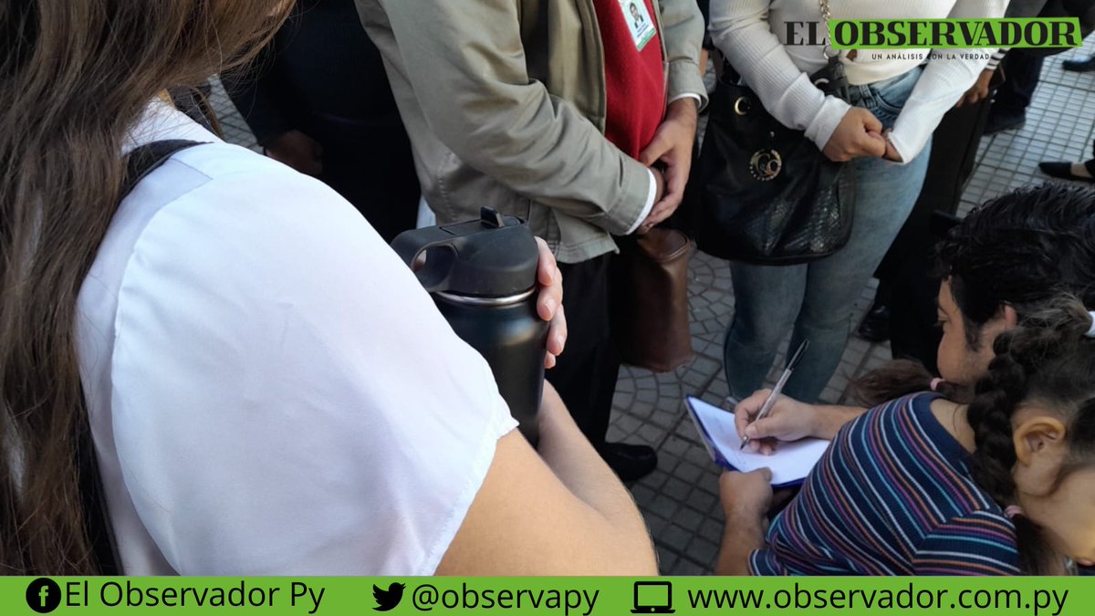 observapy's tweet photo. 🟩Tras consensuar la nota que presentarán a la Corte, los funcionarios contratados del Poder Judicial proceden a firmarla, en la explanada del Palacio de Justicia. https://t.co/7jPExsXyzp