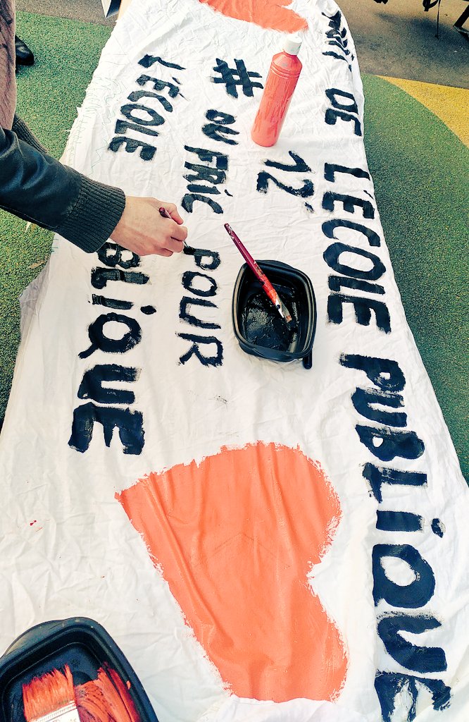 Préparation des banderoles... Message pour @CKerrero @Academie_Paris @PapNdiaye @BrunoLeMaire #NuitDesEcoles #DuFricPourLEcolePublique