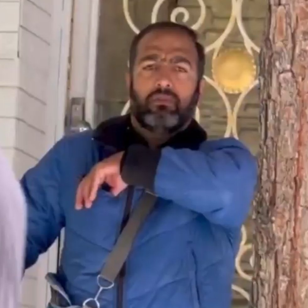 Mojtabapacino's tweet photo. این دوتا پفیوز هم توی مشهد سر حجاب گیر دادن به دخترا.
فکر کنم بین عرزشیای اصفهان و مشهد، مسابقه کی از همه حرومزاده‌تره راه افتاده
#مهسا_امینی https://t.co/R0gus9nWyr
