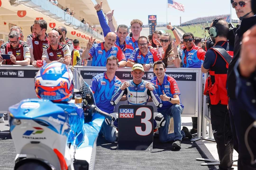 ineslamaga's tweet photo. Álvaro Molina, mi hermano, es Director Técnico del Equipo Pertamina SAG Team de MOTO2. El domingo en EEUU Bo Bendsneyder consigue el podium. Ha sido un logro muy sonado y emocionante ya que remontó desde la 14ª posición hasta el primer puesto en la última vuelta. ENHORABUENA!!!! https://t.co/h6uyXuMV7X