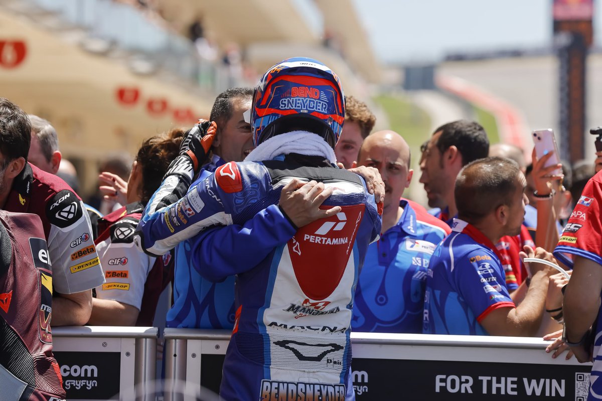 ineslamaga's tweet photo. Álvaro Molina, mi hermano, es Director Técnico del Equipo Pertamina SAG Team de MOTO2. El domingo en EEUU Bo Bendsneyder consigue el podium. Ha sido un logro muy sonado y emocionante ya que remontó desde la 14ª posición hasta el primer puesto en la última vuelta. ENHORABUENA!!!! https://t.co/h6uyXuMV7X