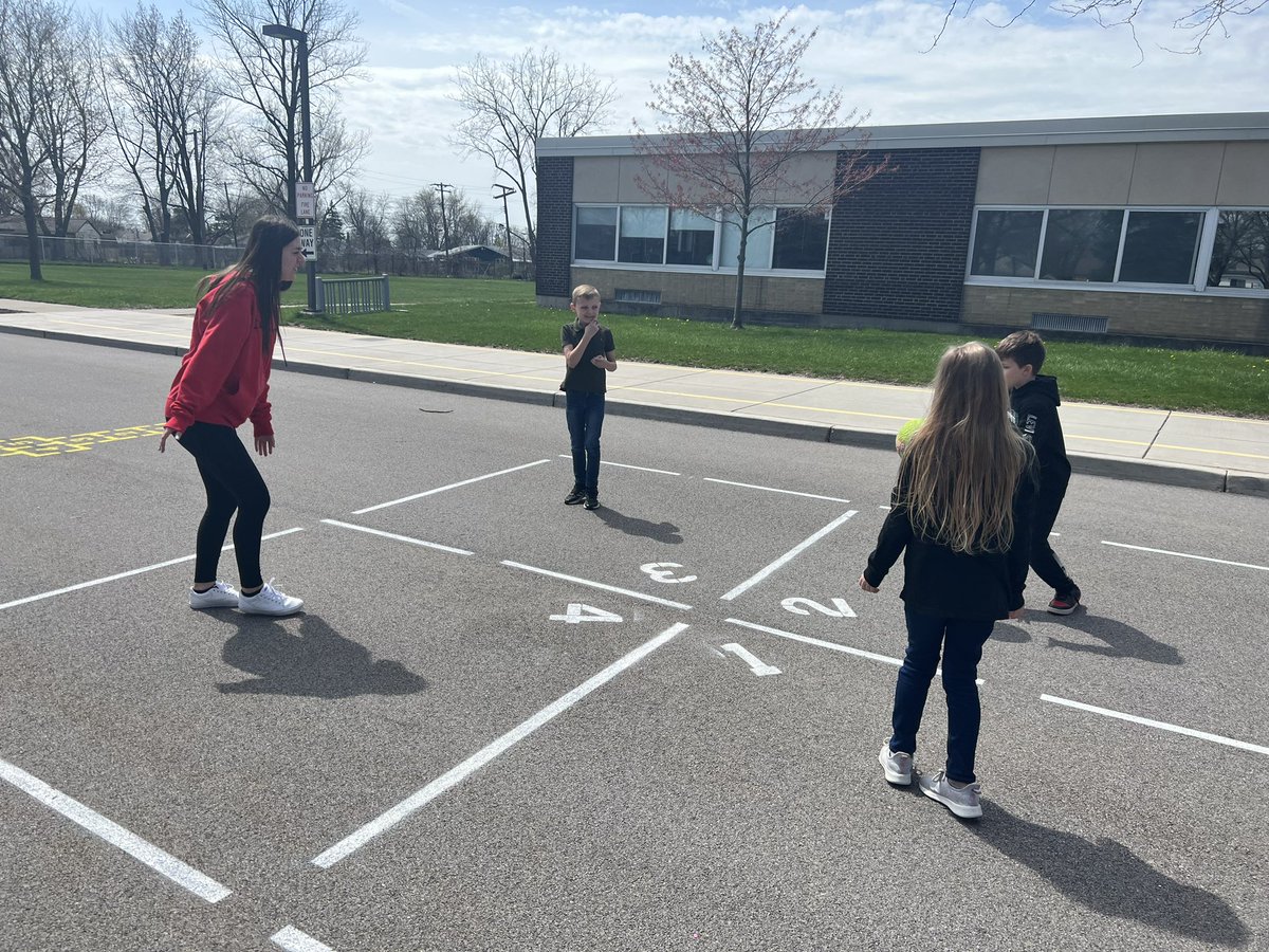Darn3rdgrade's tweet photo. Enjoying some time outside after NYS testing! https://t.co/0fuGranJdC
