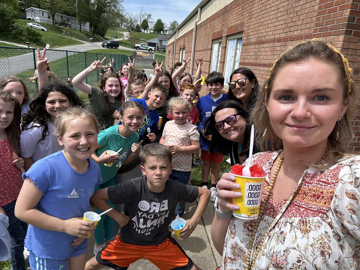 HoustonReeves_3's tweet photo. 3rd grade from Summit says thank you for the Kona Ice @BoydCoSuper. You’re the best!💙 https://t.co/6d2l0pkhr6