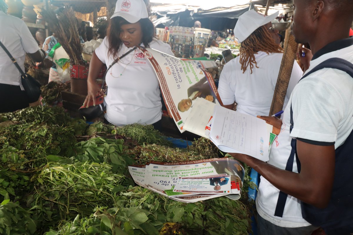 OITAbidjan's tweet photo. Les commerçants du marché de #Yopougon-SICOGI ont signé ce matin la pétition des #syndicats de #civ🇨🇮 appelant à l'action pour la ratification par le @Gouvci la #Convention190 de l'@OITinfo sur la #violence et le #harcèlement au #travail.
@OITAbidjan #ACTRAV #CIRC190CI https://t.co/CrBpGtbyUl