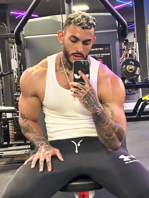 A little wet!💦  https://t.co/Wy9fRe6Ox2 https://t.co/V13B9mbyHz