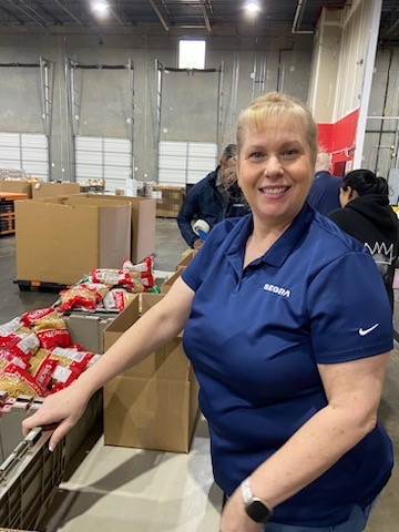 GoSegra's tweet image. It’s Volunteer Recognition Day!  Recently, Segra had a team of 12 volunteers at Loaves &amp;amp; Fishes in Charlotte.  The team packed 390 boxes, each feeding a family of four for an entire week. Thank you team!  #VolunteerRecognitionDay #GoSegra #loaves&amp;amp;fishes