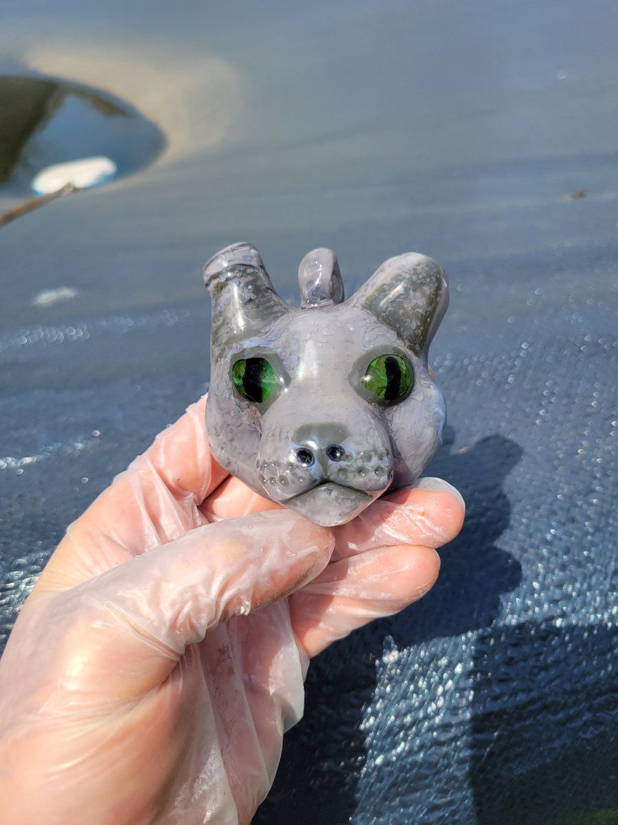 FreewaysGlass's tweet photo. Kitty pendant rig # 3 is a Russian blu! Available here or my insta @freewaysart #kitty #kittypendant #kittyrig #ckatsglass #ckatglass #freewaysglass #microrig #pendant #glasspendant #glassart #glasscat #russianblue #pendantrig #catpendant https://t.co/9xjEis0DZz
