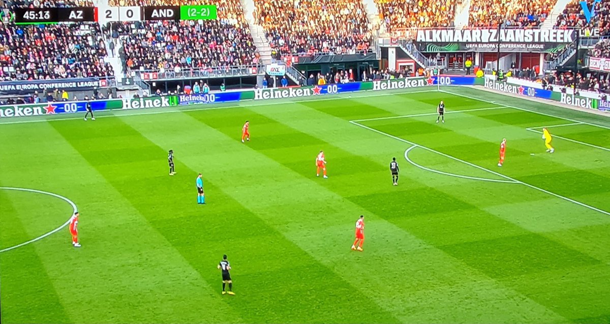 JurgenGee's tweet image. Waarom moet wisselspelers altijd de pijpen van hun korte broek omhoog doen voor de 4e official?

Check op kuisheidsgordel ofzo? 😉

#AZAND