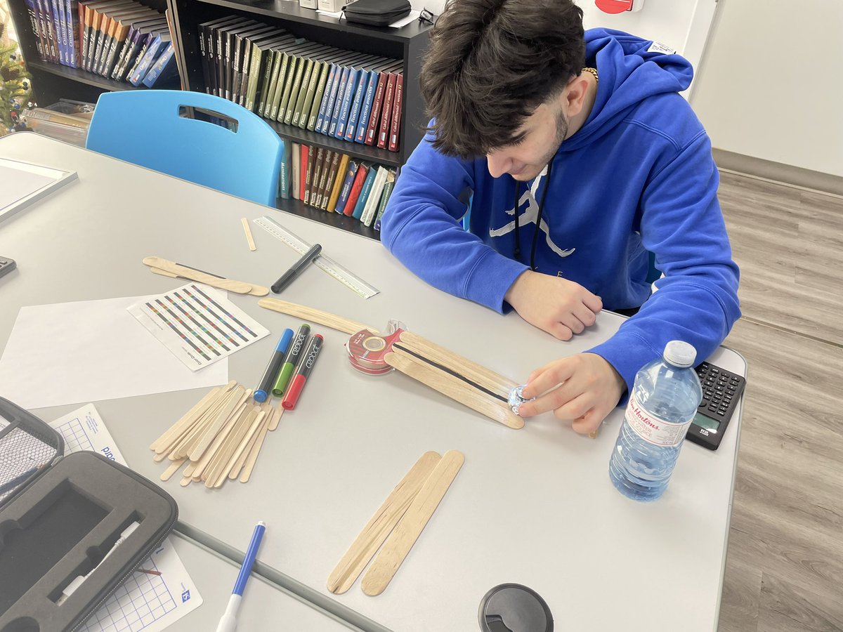 Dans le cours de maths, les élèves explorent les pentes en construisant des rampes adaptées aux Ozobot. Ce qu’on a découvert : la pente de notre rampe est la même que celle exigée par les normes d’accessibilité et de construction en Ontario (m = 1/10)!