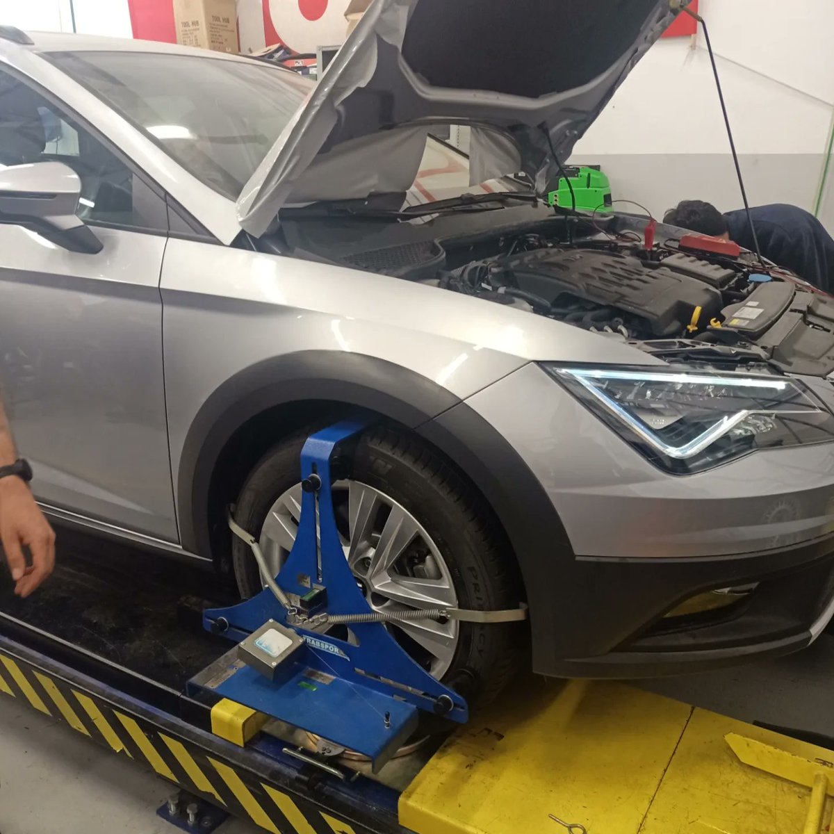 AusitAuto's tweet photo. Al mòdul de projectes de Grau Mitjà hem treballat l'alineació de la geometria de la direcció amb màquina d'infrarojos, i avui hem disposat d'una màquina d'alineació de la geometria de la direcció que funciona amb nivells i cordes.
Moltes gràcies al taller Motor Auto CRC https://t.co/57EcwGctp4